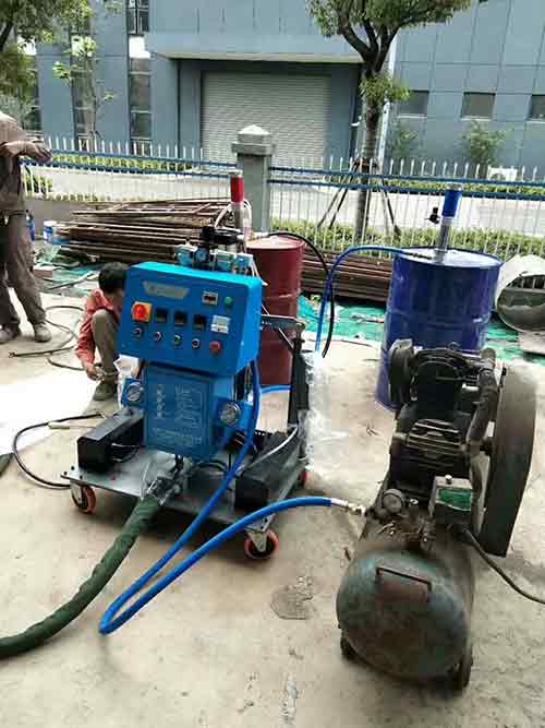 保温管道接口浇筑聚氨酯喷涂设备(图1) 保温用聚氨酯喷涂施工机器